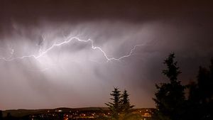Avertizare METEO! Capitala și 28 de județe, sub alertă Cod galben. Cod portocaliu de ploi pe litoral