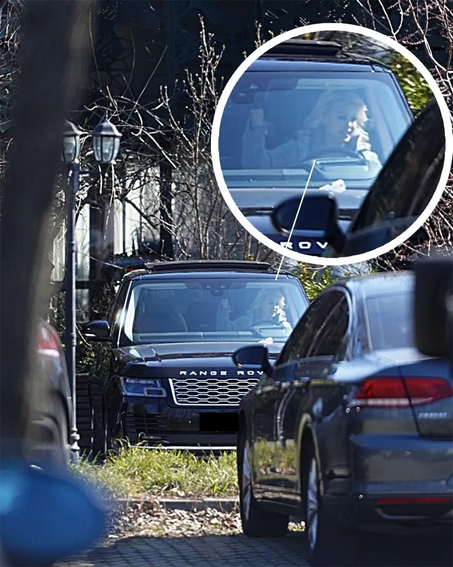 Cristina Rus a dat o tură de Capitală fără să-și asigure portbagajul (Foto: CANCAN.RO)