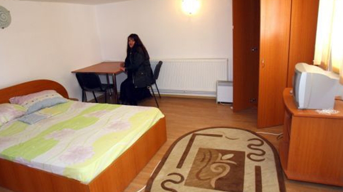 Uite cum arata o "camera intima" din inchisoare! Aici fac sex detinutii cu iubitele lor!