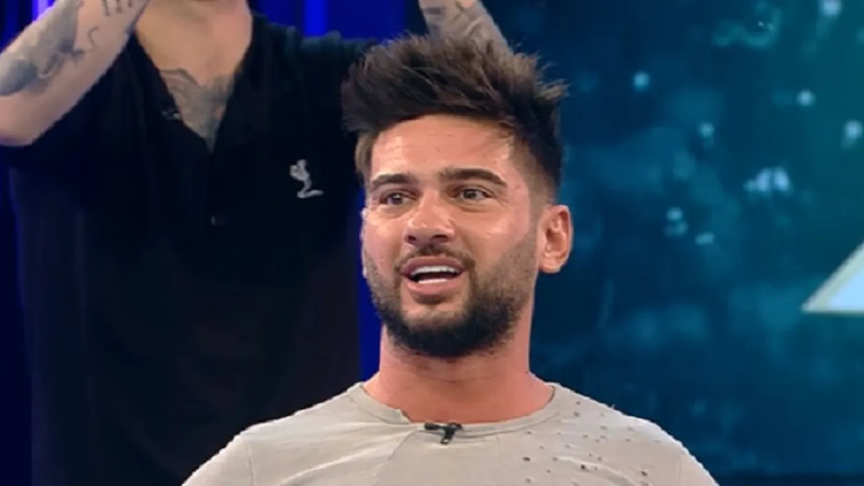 Ce rușine! Dorian Popa, pozat dezbrăcat complet la geamul apartamentului! Cât de dotat e, de fapt