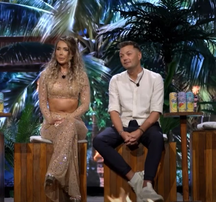 Momentul bizar în care Maria Avram și-a îmbrățișat ispita, chiar în fața soțului. Antena 1 a difuzat imaginile