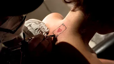 Unii sunt incantati, altii sunt dezamagiti! Inna si-a tatuat asul de inima rosie dupa ceafa! Tie iti place?