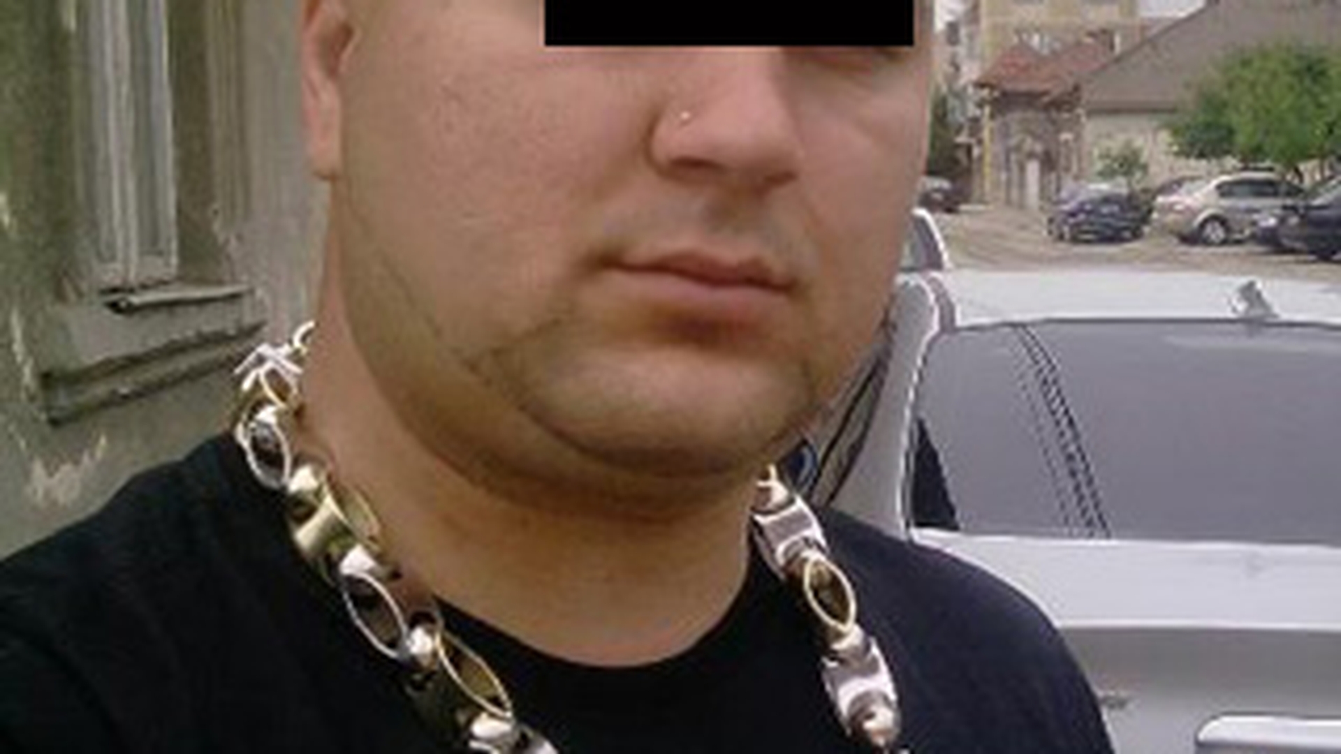 Nu o sa iti vina sa crezi ce are in plus acest cocalar! Nu este vorba de lantul gros de la gat sau masina de care se sprijina! Da share pe Facebook daca ai gasit accesoriul