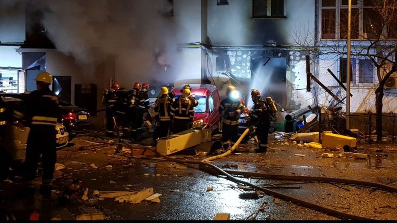 Panică în Capitală! Explozie puternică într-un restaurant! Pompierii s-au luptat ore în şir cu flăcările
