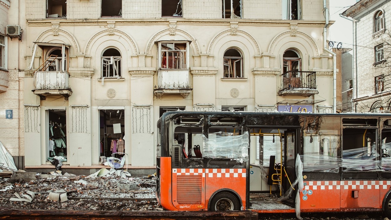 Imagini cutremurătoare în Ucraina! Un tată s-a rugat două ore ținându-și fiul ucis de bombardamente de mână