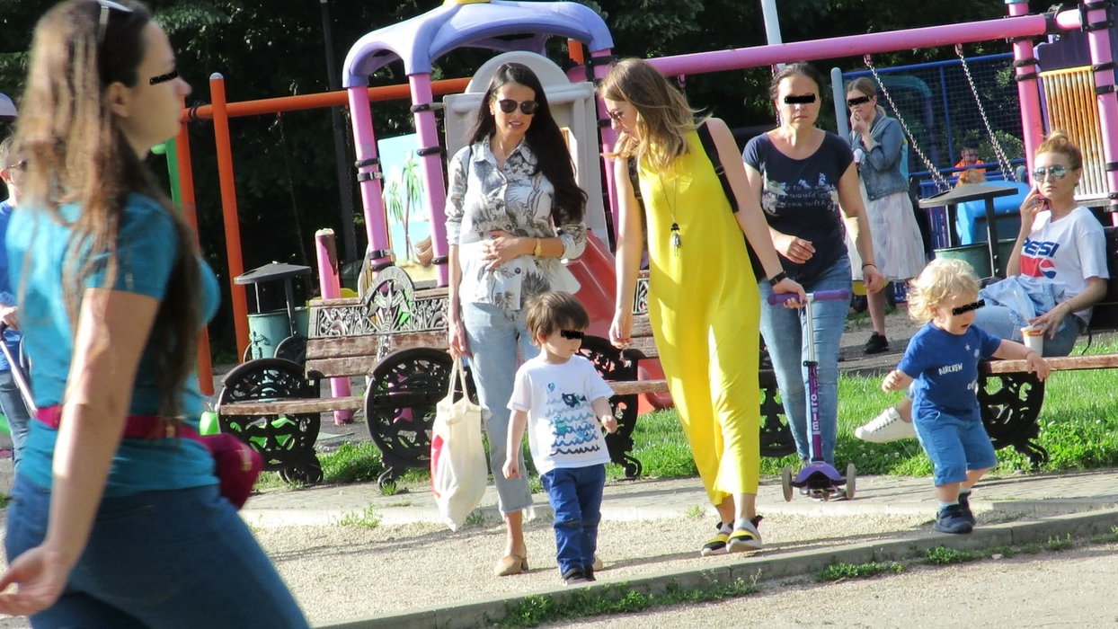Anca Serea, în parc cu o amică și trei dintre copiii ei