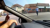 Gestul omenos făcut de un şofer pentru un poliţist aflat în mijlocul intersecţiei. ”Asta trebuia sa primească de la stat, nu de la un om obişnuit”