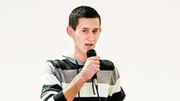 Un tanar din Timisoara se imparte intre liturghii si lautari! Ziua canta in catedrala, noaptea e manelist