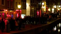 Cluburile Cartierului Roșu din Amsterdam, luate cu asalt în timpul crizei coronavirusului. Olandezii stau la cozi uriașe pentru a-și completa stocurile de...