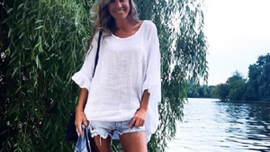 DIANA MUNTEANU a făcut senzaţie pe internet, după ce s-a pozat într-o bluză extrem de scurtă! Ce au văzut fanii