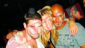 A filmat-o si pe Paris Hilton in pat?