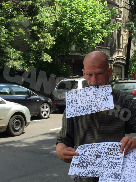 HALUCINANT! Un bărbat şi-a bătut un cui în cap şi a mers să protesteze în faţă la DNA