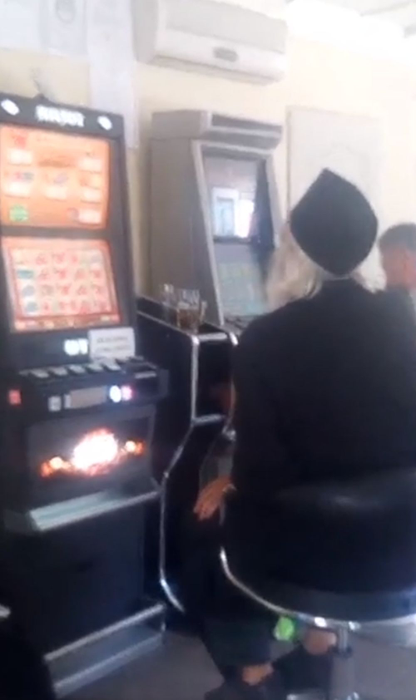 Preotul a fost filmat în interiorul unui bar, la păcănele