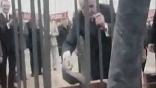 Vezi cum a pus Ceausescu primul cancioc de ciment la fundatia Casei Republicii!