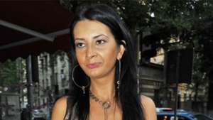 Dj Harra s-a imbracat provocator si s-a distrat alaturi de un barbat misterios! Vezi in bratele cui s-a aruncat la o petrecere