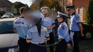Cinci polițiști s-au chinuit cu un șofer care făcuse accident pentru a vedea dacă este băut! L-au pus să sufle în fiolă de 5 ori VIDEO