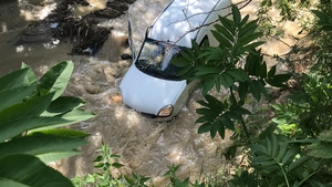 La un pas de tragedie! Un șofer a plonjat 7 metri, cu mașina, într-un pârâu. VIDEO
