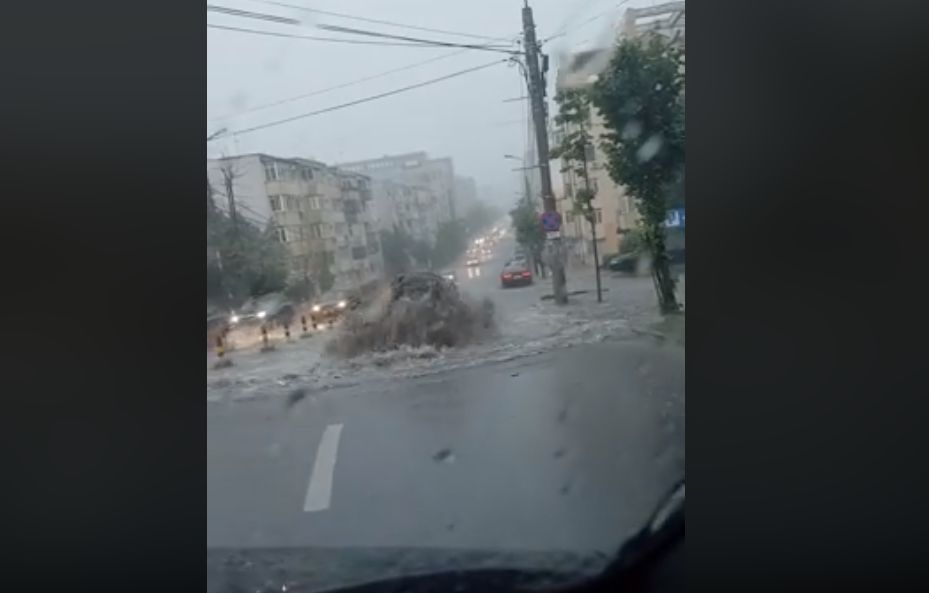 Scene „apocaliptice” la Iași! Arterele principale au fost inundate din cauza ploilor abundente