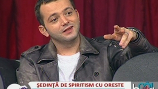 VIDEO Asistentele lui Morar s-au apucat sa sfinteasca platoul emisiunii! Vezi cum Cezara da cu apa sfintita pe Rodica!