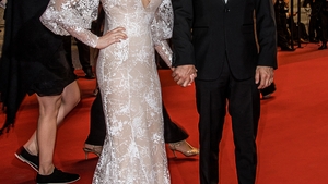Laura Cosoi, extrem de sexy pe covorul roşu de la Cannes. Cum s-a îmbrăcat actriţa