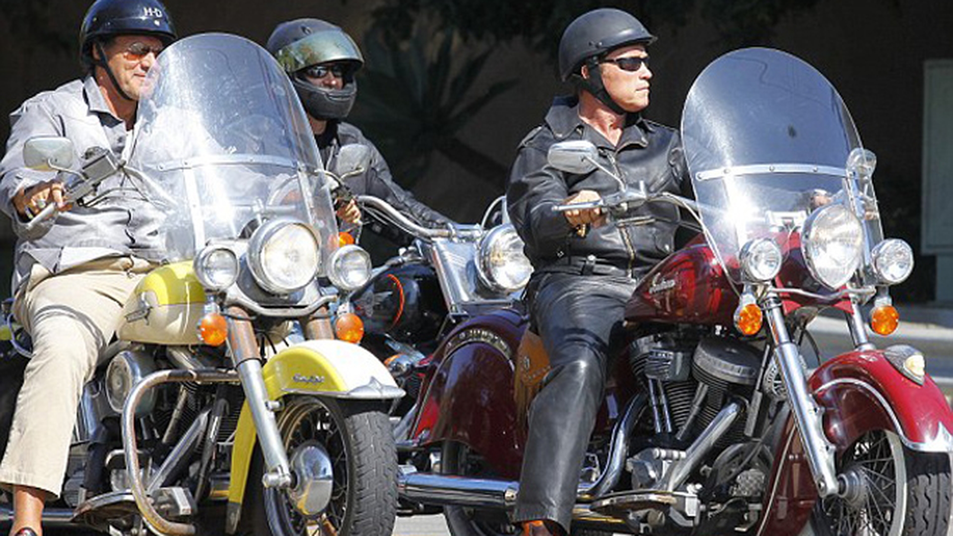 He is back! Arnold Schwarzenegger face show la 65 de ani, pe motocicleta din 1940 - Vezi cum arata imbracat tot in piele si cu ochelarii din "Terminator" - E fabulos