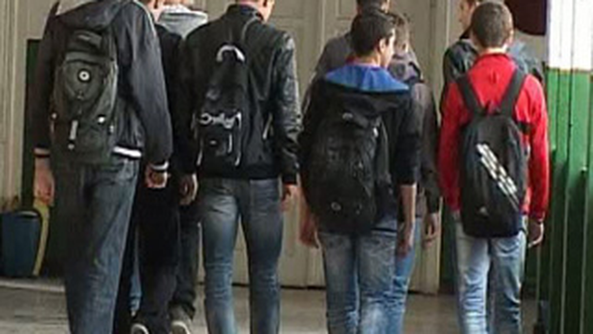 Batut in curtea liceului! Un elev de 16 ani din Sibiu a ajuns la spital dupa ce l-au batut colegii!