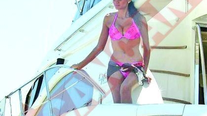 Yacht de VIP la malul marii