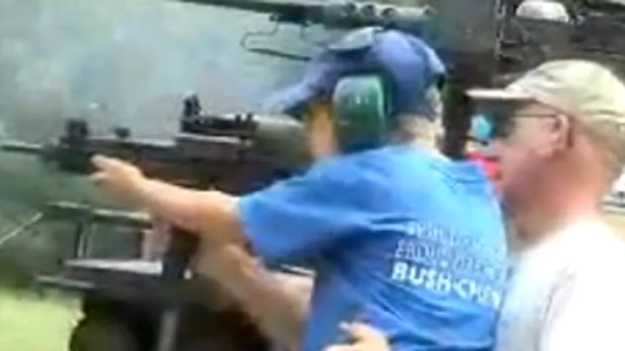 VIDEO: Americanii au luat-o razna! Isi duc copiii la poligon, sa traga cu arma de mici