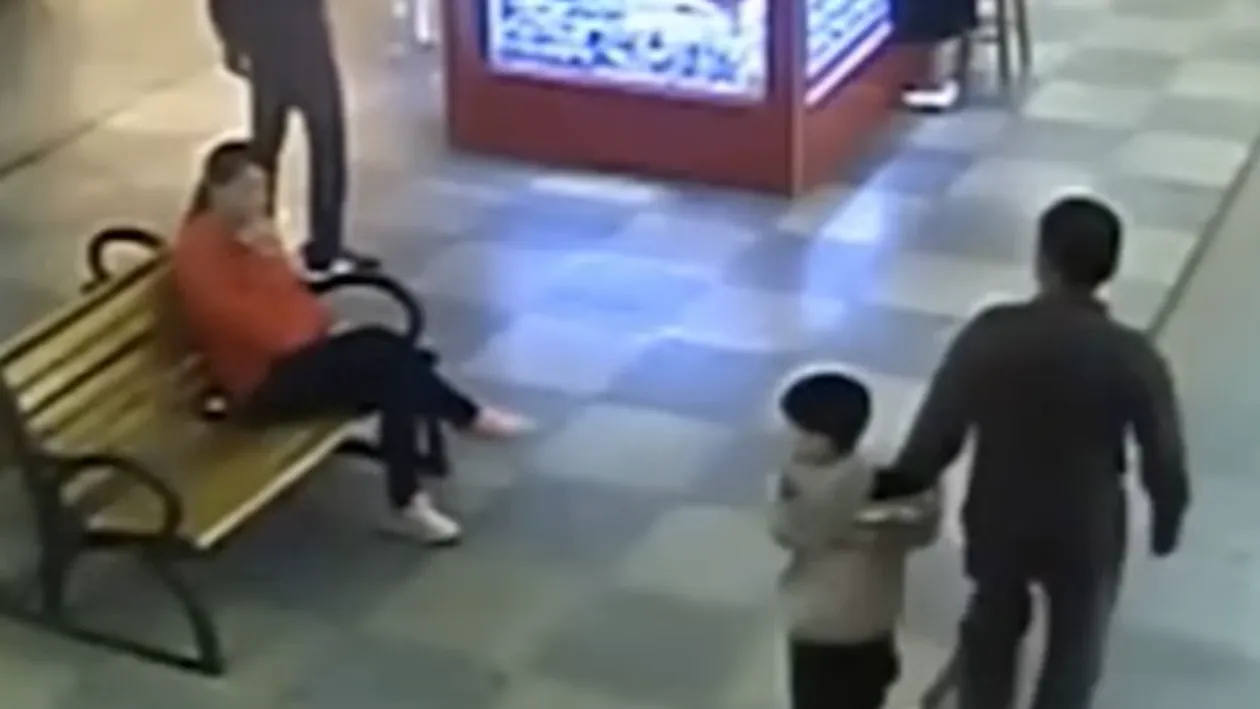 Un tată se întâlneşte întâmplător cu copilul lui răpit, la 9 luni după dispariţie! Ce s-a întâmplat când a dat ochii cu răpitorul