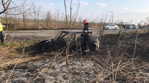 Accident grav din cauza unui incendiu de vegetație pe DJ 507, în Giurgiu. Doi oameni au fost răniți, mașinile sunt distruse