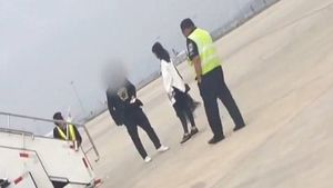 Au fost daţi afară din avion pentru că au iscat un scandal monstru! Femeia a aflat că soţul o înşală chiar când plecau în vacanţă şi a luat-o razna sub privirile îngrozite ale pasagerilor