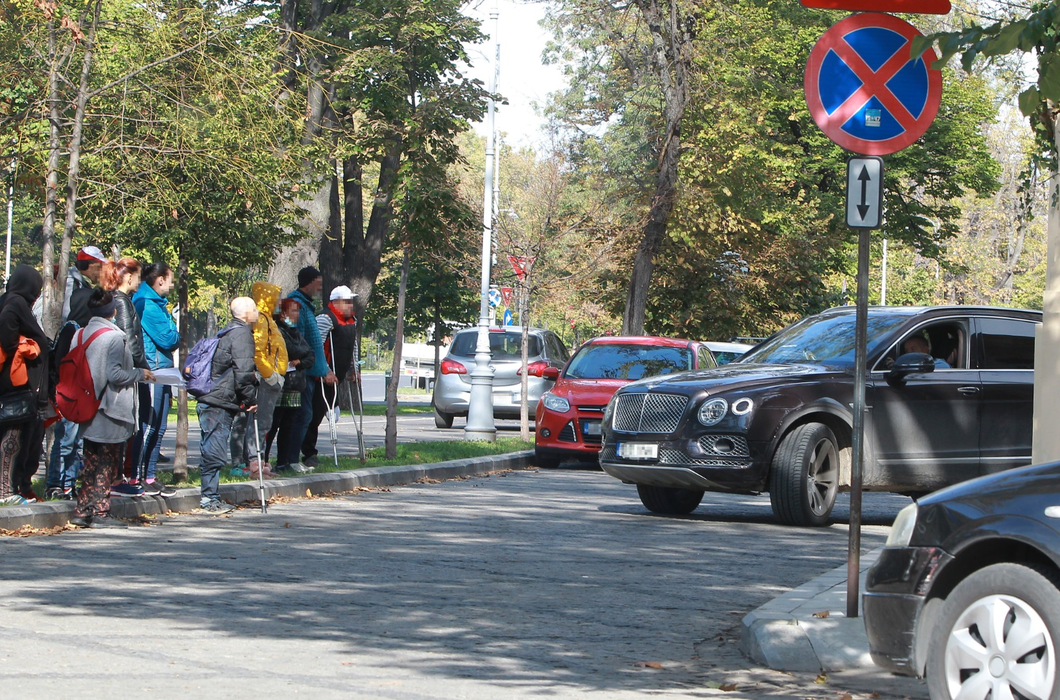 Nevoiașii au așteptat zadarnic în fața Palatului lui Gigi Becali