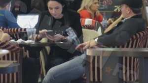 Am surprins reacţia ”Zânei”. Andreea Marin, ”agresată” la mall cu… un bidon de plastic!