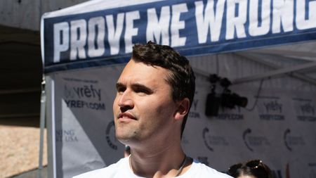 Înmormântarea lui Charlie Kirk se pregătește: trupul la fost dus în Arizona cu Air Force 2, alături de soție. Donald Trump va participa