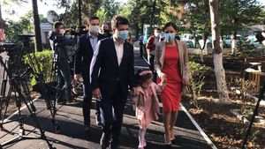 Nicuşor Dan, candidat la Primăria Capitalei, a votat în această dimineaţă însoţit de familie: ”Am votat cu sete”