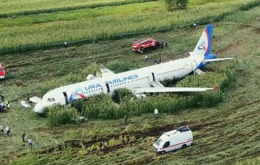 El e pilotul care a aterizat cu un Airbusul 321 într-un lan de porumb. Mărturii emoționante despre salvarea celor peste 230 de oameni aflați la bord