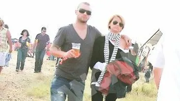 Oana Mares nu se mai ascunde de nimeni! L-a sarutat de mama focului in public!