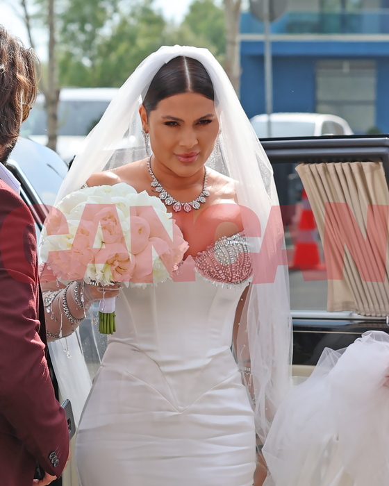 Roxana Dobre a purtat un superb colier cu diamante, la nunta de pe 1 iunie, de la Mamaia (Foto: CANCAN.RO)