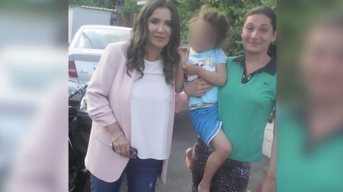 Tânăra ucisă și incendiată într-o valiză, pe un câmp din apropiere de Ghimpați, fotografiată cu Mara Bănică