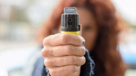 Învățătoarea din Satu Mare, care i-a atacat pe elevi cu spray lacrimogen, a fost reținută și riscă să ajungă la închisoare
