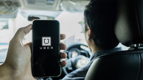 Acest bărbat care îşi înşela soţia dă în judecată Uber pentru 45 de milioane de euro din cauză că a fost prins la amantă!
