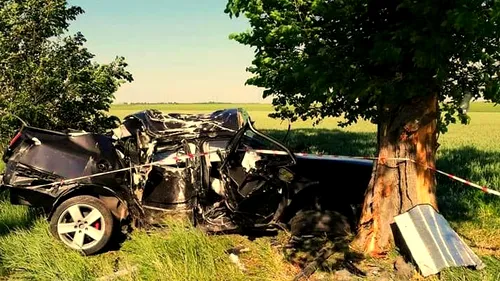 Moarte suspectă în Teleorman! Cum l-au găsit polițiștii pe un tânăr într-o mașină distrusă complet după ce s-a izbit de un copac