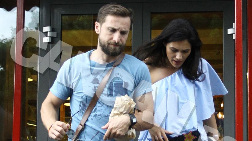 Se iubeşte cu o brunetă, iar acum a vorbit despre nuntă! Dani Oţil şi-a exprimat îngrijorarea faţă de Răzvan Simion cu privire la nunta lui