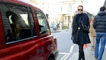 Andreea Raicu, un exemplu de stil şi în Londra! Bruneta a fost pozată, pe stradă, de fotografii britanici!