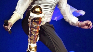 Milioane de fani cred ca Michael Jackson si-a inscenat moartea