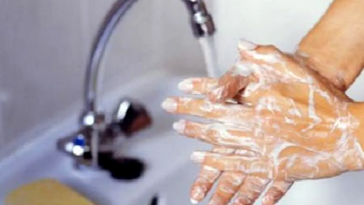 Boala mâinilor murdare face ravagii printre copii. O fetiță de 3 ani, din Iași, a murit