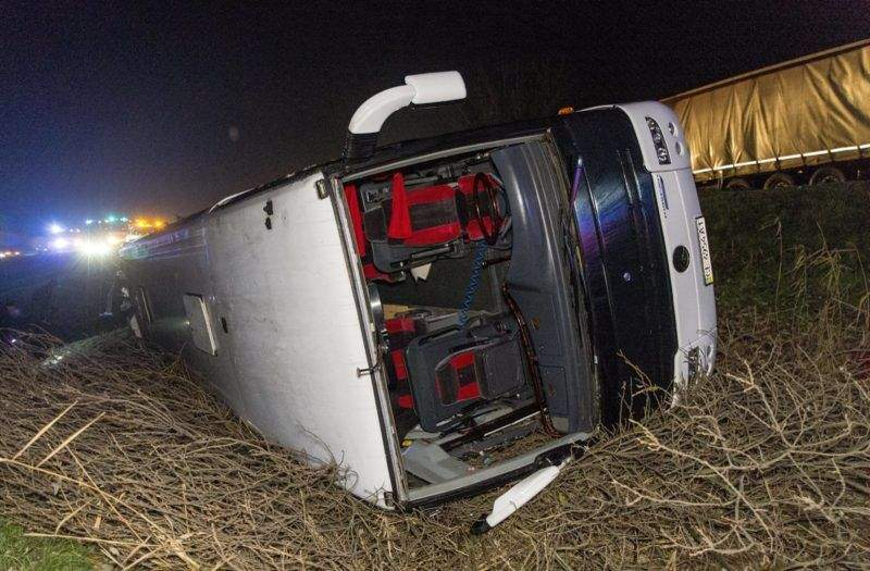 Un TIR românesc a intrat în plin într-un autocar, în Ungaria. © 24.hu