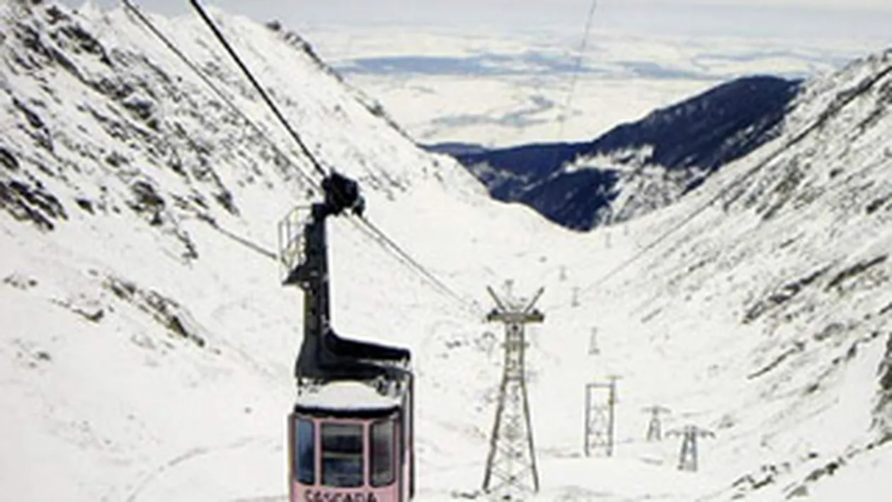 Saisprezece persoane nu pot cobori de la Balea Lac, din cauza vantului puternic