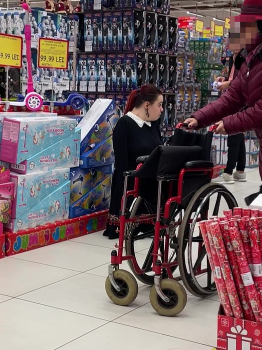Lorelai Moșneguțu s-a născut fără mâini și fără femurul de la picioare, dar și cu o dislocare de șold / (Sursa: CANCAN.RO)