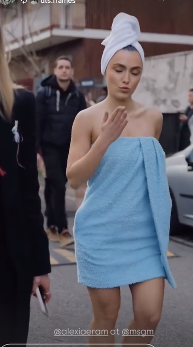 Alexia Eram a întors toate privirile la Milano! Ce ținută controversată a purtat fiica Andreei Esca